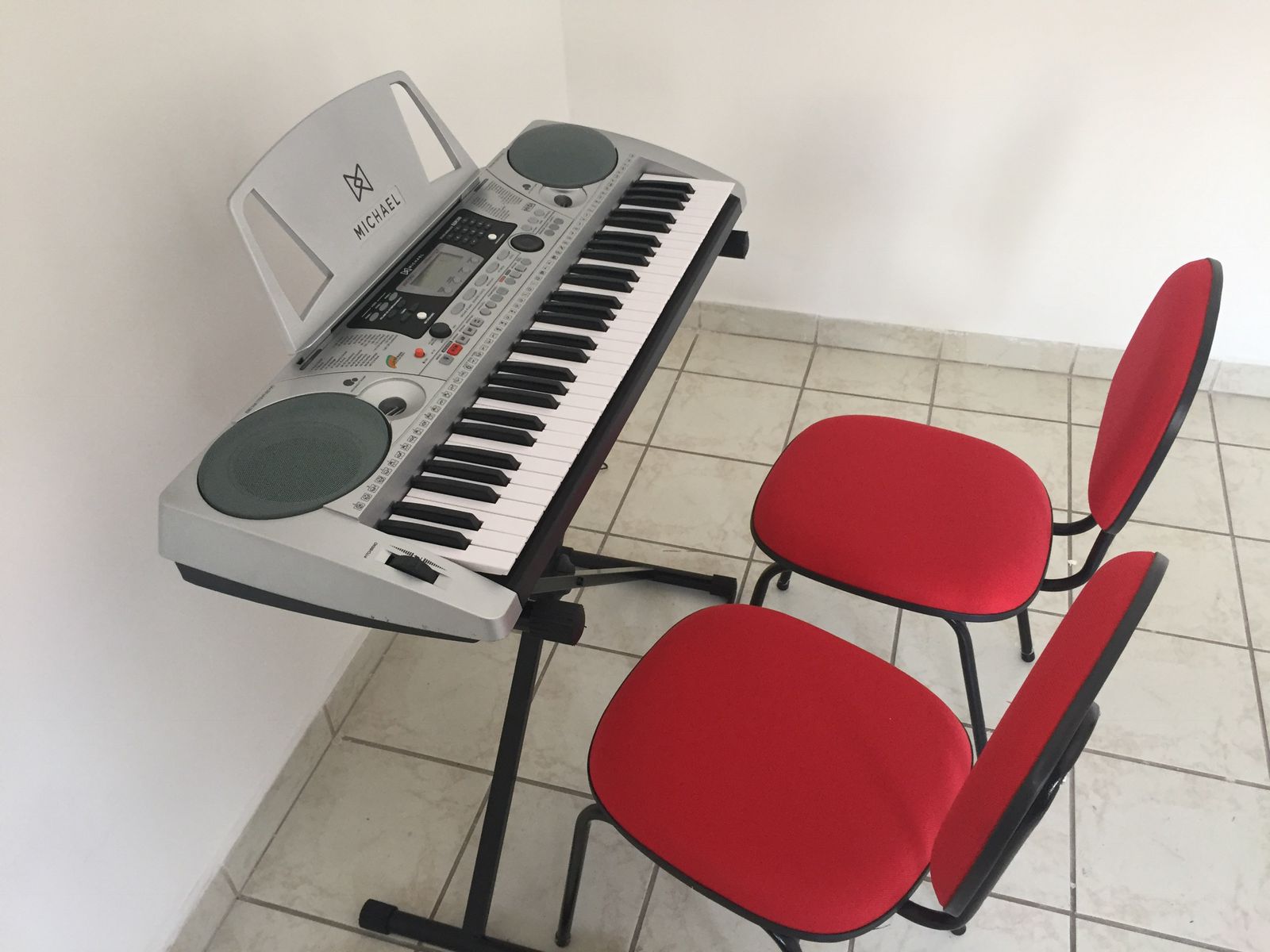 Sala de aula da Music Factory com teclado e cadeiras